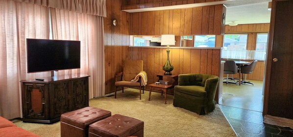 Smart TV - The Way Back - Groovy 1970s Time Capsule – Retro Vibes, Modern Comfort! (White Cloud)