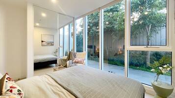 2 dormitorios, escritorio, tabla de planchar con plancha y cuna de viaje