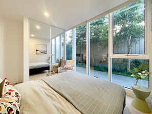 2 dormitoris, escriptori i planxa i posts de planxar 