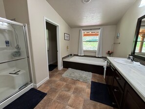 Douche, sèche-cheveux, serviettes fournies, savon