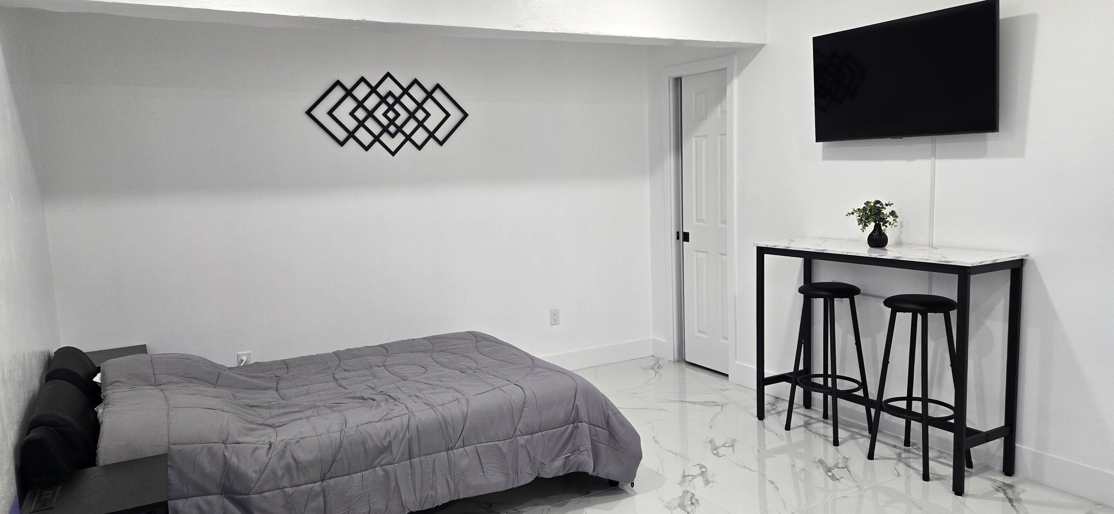Cozy studio with Independent entrance and WiFi in lovely Sunrise.