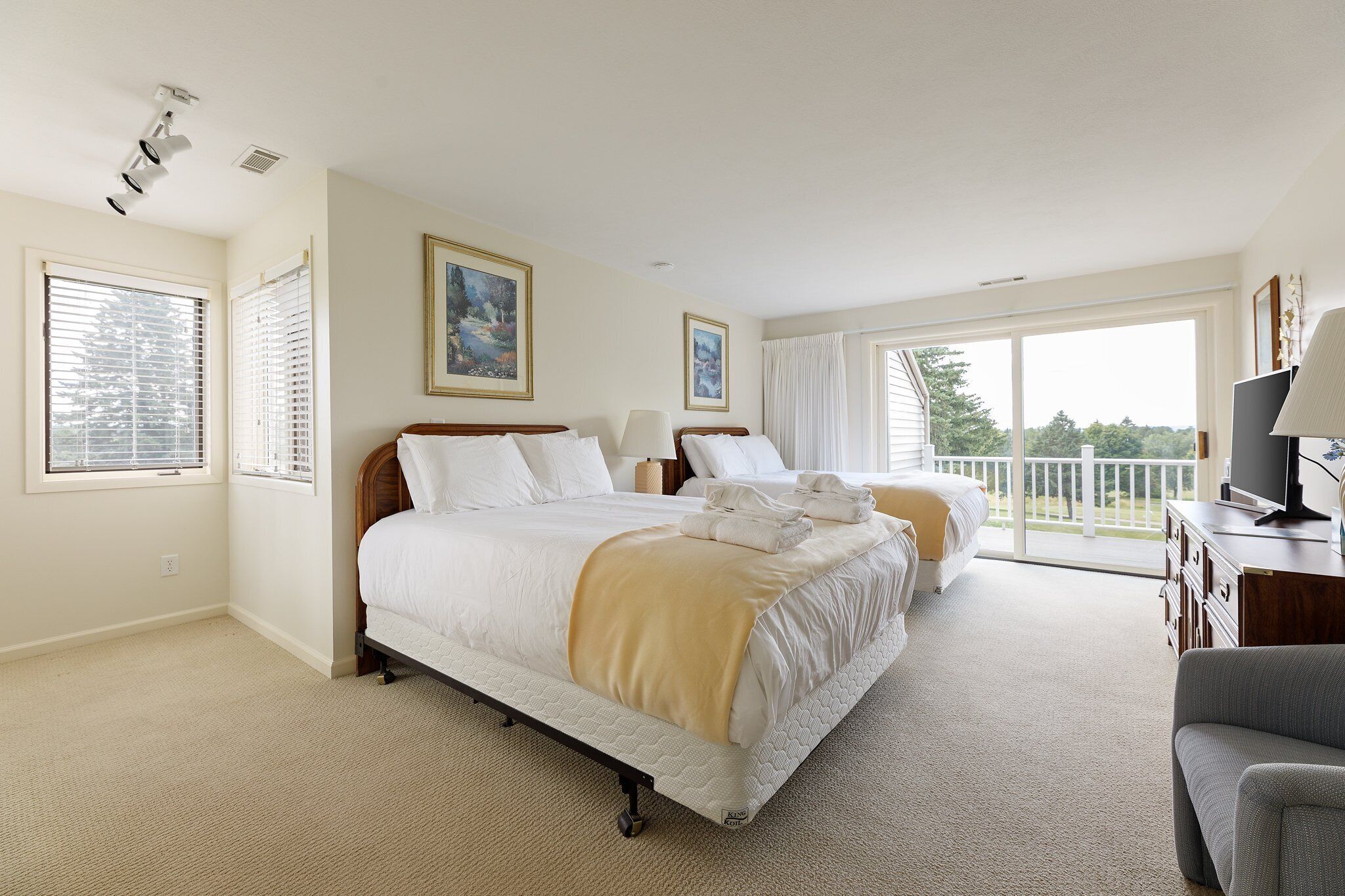 2 bedrooms, iron/ironing board, free WiFi, bed sheets