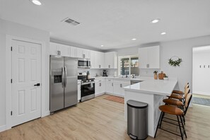 冷蔵庫、電子レンジ、オーブン、コンロ