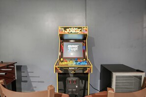 Ein Vintage-Arcade-Automaten mit Joysticks und Tastenfeld, beschriftet mit 'Arcade Jump'.