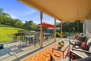 Outdoor dining - Espolon Ranch | 5BR, Pool, & Pickleball (New Plymouth)
