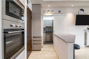 Kühlschrank, Mikrowelle, Ofen, Herdplatte