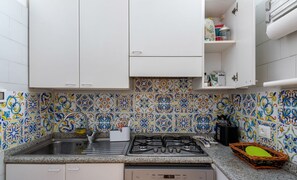 Frigorífic, microones, forn i placa de cuina 