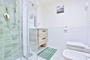 Douche, sèche-cheveux, bidet, serviettes fournies