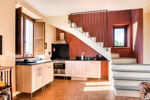 Fridge, oven, stovetop, cookware/dishes/utensils