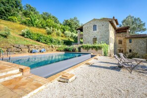 A heated pool - GuestHost - Elegant 57 sqm apartment in a renovated farmhouse, nestled in the Umbrian countryside. Ideal for 3 people, it offers a shared saltwater pool and an uncovered parking space. Perfect for those seeking relaxation and tranquility, surrounded by b (Perugia)