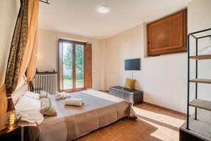 1 bedroom, iron/ironing board, WiFi, bed sheets - GuestHost - Elegant 57 sqm apartment in a renovated farmhouse, nestled in the Umbrian countryside. Ideal for 3 people, it offers a shared saltwater pool and an uncovered parking space. Perfect for those seeking relaxation and tranquility, surrounded by b (Perugia)