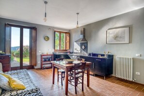 Interior - GuestHost - Elegant 57 sqm apartment in a renovated farmhouse, nestled in the Umbrian countryside. Ideal for 3 people, it offers a shared saltwater pool and an uncovered parking space. Perfect for those seeking relaxation and tranquility, surrounded by b (Perugia)