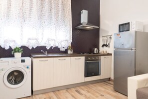 Kylskåp, mikrovågsugn, ugn och spishäll