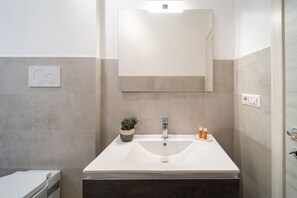 Douche, séchoir à cheveux, bidet