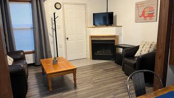 Smart TV, chimenea, videojuegos, libros