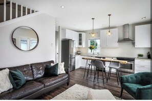 Living area - Machleary Hideaway - Downtown old city Nanaimo (Nanaimo)