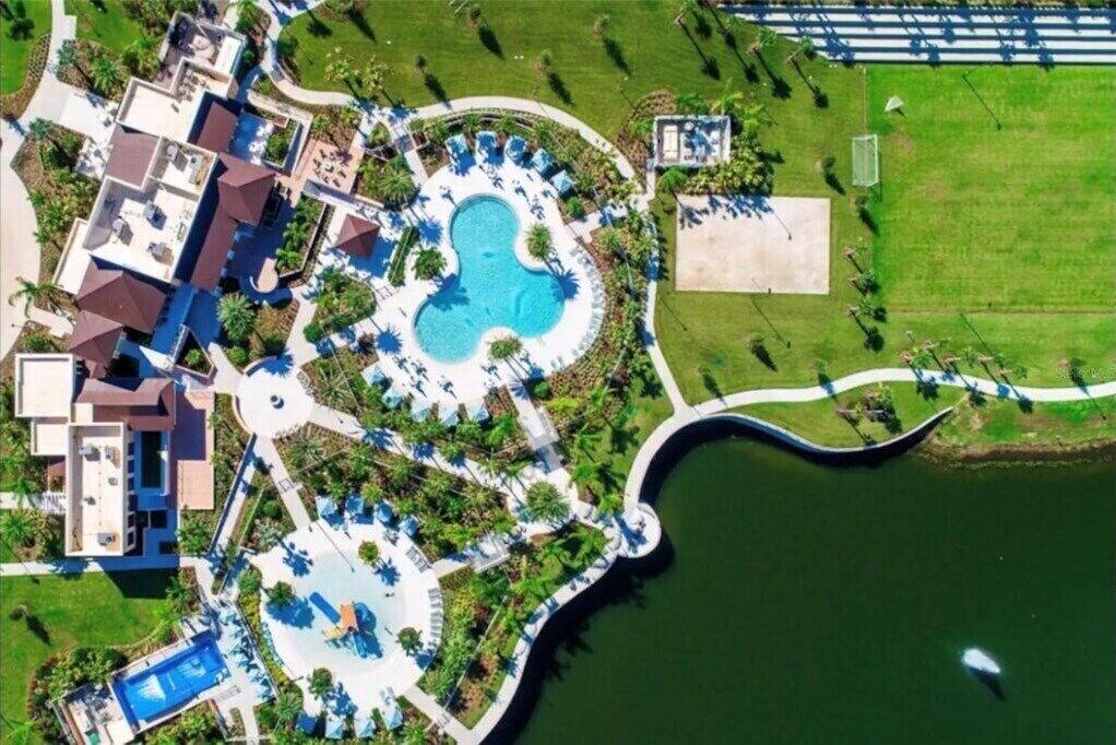 حمّام سباحة مُدفَّأ