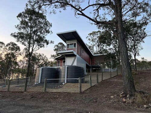 Luxury new 2 bedrm with ensuites, scenic views & outdoor bath close to winery 🍇