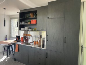 Stovetop, dishwasher - Luxury new 2 bedrm with ensuites, scenic views & outdoor bath close to winery 🍇 (Mount Alford)