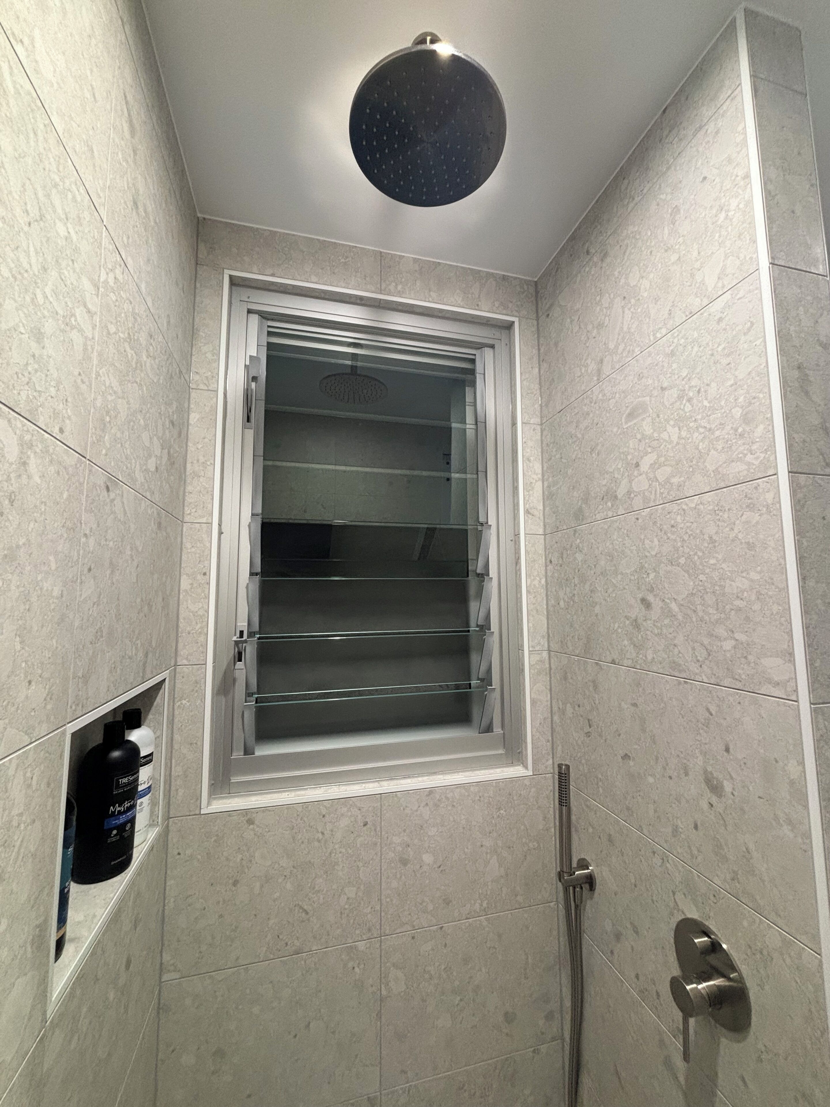 Douche, sèche-cheveux, serviettes fournies, savon