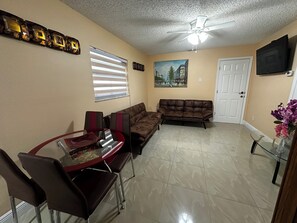 Dining - Charming 1-bedroom apartment with AC and WiFi in Tampa. Sleep up to 5 people. (Tampa)