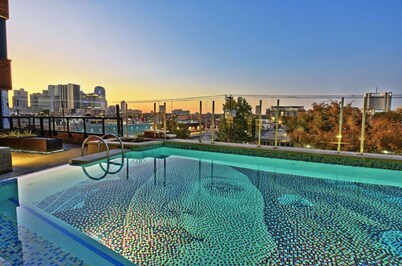 1-bedroom apartment Suite w/ fitness room, WiFi in wonderful Dallas/Deep Ellum.