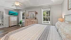 3 soverom, skrivebord, strykejern/-brett og reiseseng for barn