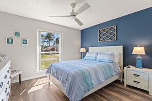 3 Schlafzimmer, Schreibtisch, Bügeleisen/Bügelbrett, Reisekinderbett