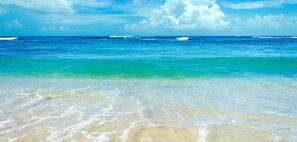 Playa en los alrededores, camastros y toallas de playa
