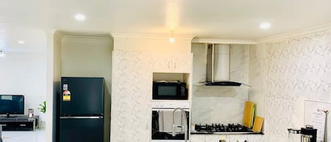 Refrigerador, microondas, horno y parrilla de estufa