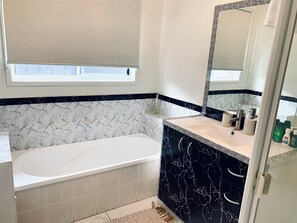 Hiustenkuivaaja, pyyhkeet, saippua, vessapaperi