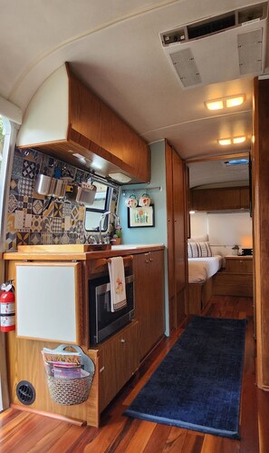 Réfrigérateur, micro-ondes, cafetière/bouilloire, grille-pain