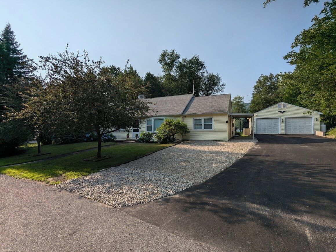 Lake and Mountain view, 3-bedroom house in peaceful Moultonborough with AC, WiFi