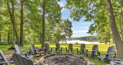 Private Beach Oasis on quiet lake-Sauna! Make family memories here!