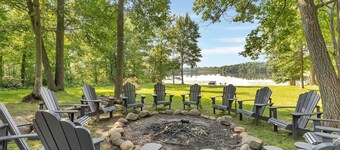 Private Beach Oasis on quiet lake-Sauna! Make family memories here!