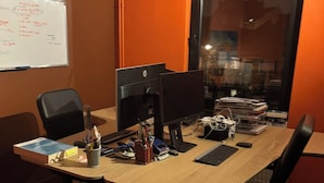 A workspace with a desk, two chairs, a computer, and a whiteboard. - MAISON UNIFAMILIALE (Brussels)