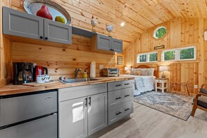 1 bedroom, free WiFi, bed sheets - Baby Bear's Den, Tiny Paradise (Highlands)