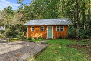 Exterior - Baby Bear's Den, Tiny Paradise (Highlands)