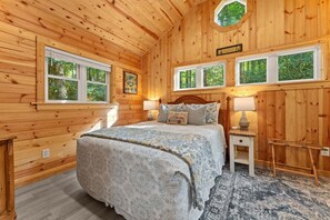 1 bedroom, free WiFi, bed sheets - Baby Bear's Den, Tiny Paradise (Highlands)