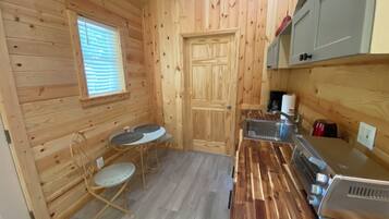 CafetiĂšre/bouilloire, grille-pain, tables Ă manger