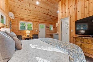 1 bedroom, free WiFi, bed sheets - Baby Bear's Den, Tiny Paradise (Highlands)