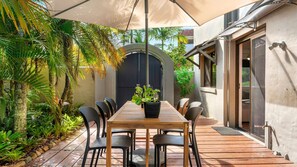 Outdoor dining - Lovely 2 bedroom ground floor apartment in Noosa Heads with generous private courtyard. (Noosa Heads)