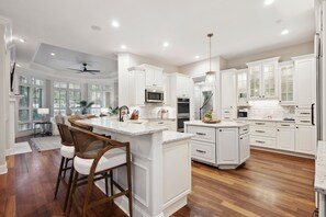 Kjøleskap, mikrobølgeovn, ovn og kokeplater