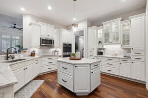 Kjøleskap, mikrobølgeovn, ovn og kokeplater