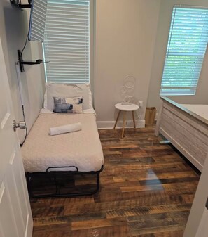 2 bedrooms, iron/ironing board, Internet, bed sheets