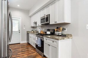 Micro-ondes, plaque de cuisson, lave-vaisselle