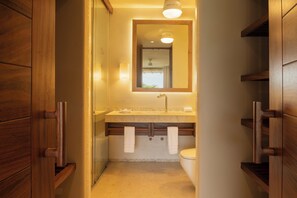 Douche, bidet, serviettes fournies, savon