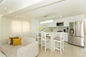 Smart TV - modern,centric,near the beach and restaurants.15 minutes walk to historic center (Puerto Plata)