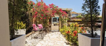 modern,centric,near the beach and restaurants.15 minutes walk to historic center