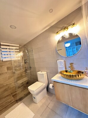 Shower, hair dryer, towels, soap - modern,centric,near the beach and restaurants.15 minutes walk to historic center (Puerto Plata)